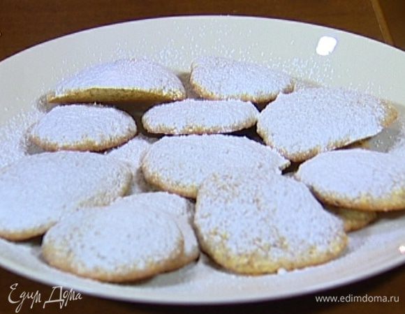 Выпекать в разогретой духовке 20 минут, слегка остывшее печенье присыпать оставшейся сахарной пудрой.