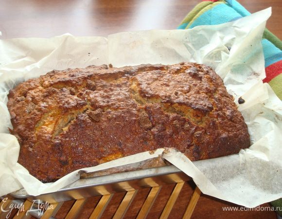 Отправить в духовку на 1.15-1.30. Центр пирога должен оставаться упругим.
По готовности достать из духовки и дать постоять несколько минут, а затем достать из формы и остудить на решетке.
