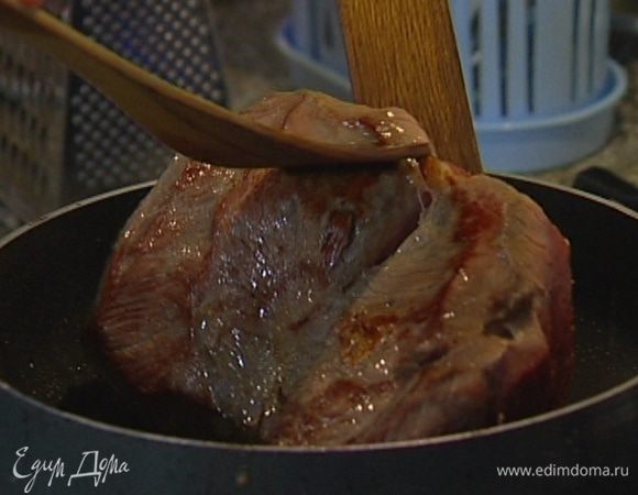 Говядину посолить и поперчить, разогреть в сковороде 2-3 ст. ложки растительного масла и обжарить мясо со всех сторон до золотистой корочки.