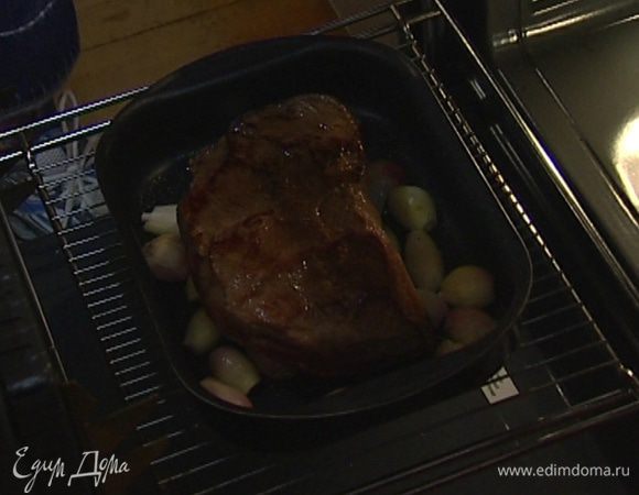 Выложить на лук обжаренное мясо и запекать в разогретой духовке 1 час.