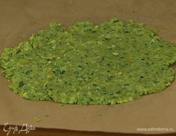 Разложить получившуюся массу между двумя листами бумаги и раскатать в тонкий пласт (если получается слишком сухо, можно добавить 50 г размягченного сливочного масла), затем, не вынимая из бумаги, отправить на час в холодильник.