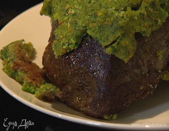 Достать противень из духовки, положить на мясо горчичную корочку и запекать еще 10 минут, затем вынуть мясо из противня и дать ему отдохнуть 20 минут.