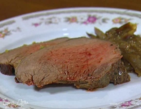 Подавать мясо с луковым соусом.