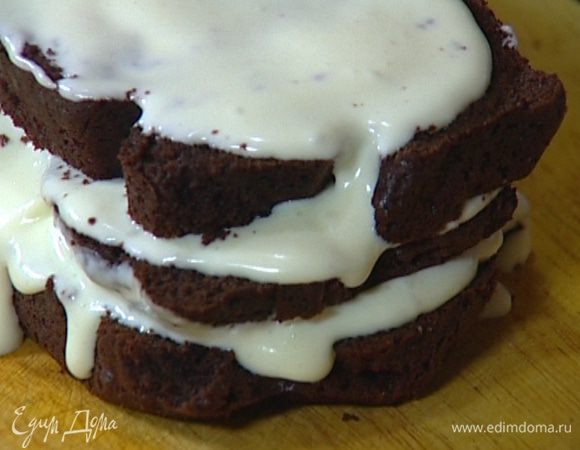 Смазать коржи кремом, уложить их один на другой. Отправить торт на час в холодильник.