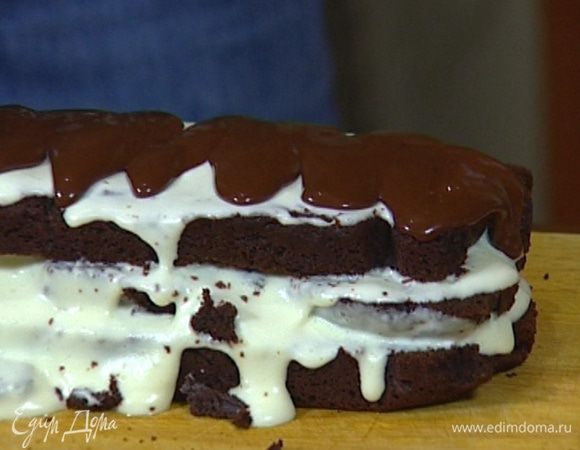 Приготовить глазурь: оставшийся сахар, сливки и поломанный на кусочки черный шоколад растопить в небольшой кастрюле, добавить 1 1/2 ст. ложки кипятка, затем слегка остудить и полить торт.