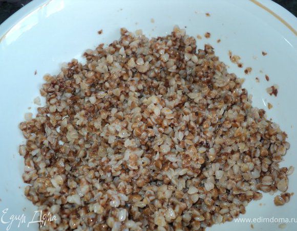 В 1.5 стакана подсоленной кипящей воды всыпать гречневую крупу, накрыть крышкой и варить при небольшой температуре до готовности и выпаривания воды. В сваренную гречку добавить 1 ст.ложку сливочного масла, охладить.