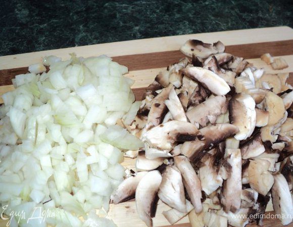 Грибы и лук порезать.                                                                                                               