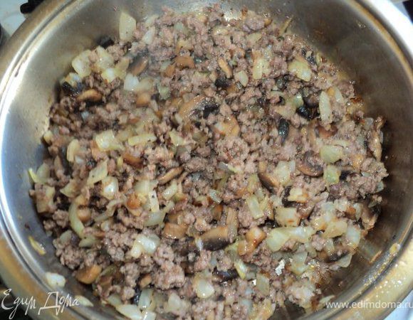 Разогреть в сковороде растительное масло, положить порезанные грибы, пожарить 5 мин, добавить лук, потомить 5-10мин.                                                                                                       
Затем добавить фарш и потушить 10-15мин, добавить соль и перец по вкусу. Охладить.
