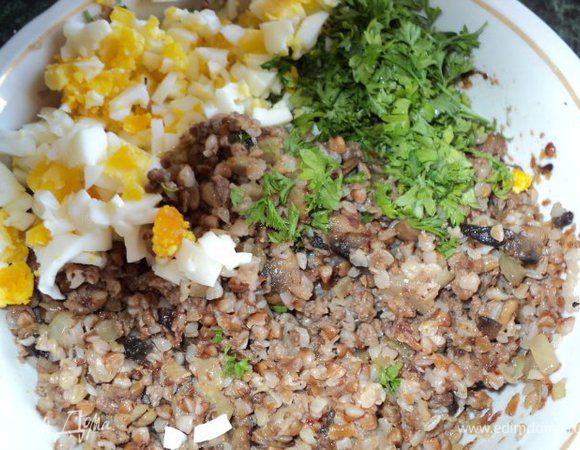 Яйца отварить, очистить. Яйца и петрушку мелко порезать.                                                    
Соединить гречневую кашу, поджаренные грибы с фаршем, яйца, зелень, перемешать.
