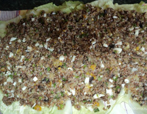 сверху выложить ровным слоем начинку