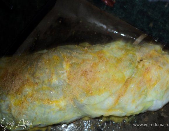 С помощью полотенца свернуть рулет и выложить на противень, смазанный растительным маслом. Рулет смазать сливочным маслом, взбитым яйцом, посыпать сухарями. Выпекать в духовке при температуре 200 градусов 25 мин.