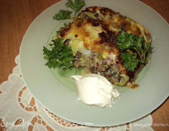 Подавать, порезав порционными кусочками, полив сливочным маслом или со сметаной. 