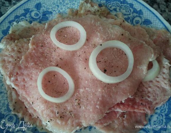 1-2 луковицы нарезать кольцами. Замариновать мясо: соль, перец, лук. Затянуть пищевой пленкой, отправить в холодильник мариноваться на час-два (можно на ночь). Если нет времени, маринование можно пропустить, просто посыпать мяско солью, перцем.
