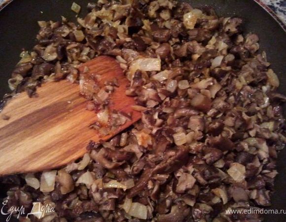 Готовим фарш. С грибов хорошенько сцедить воду. Порубить на мелкие кусочки. Нашинковать 2 луковицы. Спассеровать на растительном масле, добавить грибы. Протушить грибы с луком, посолить, поперчить. Дать остыть.