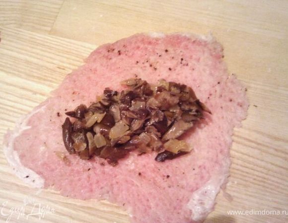 Делаем крученики. На центр отбитого мясного кусочка выложить фарш. Примерно 3 ч. ложки.