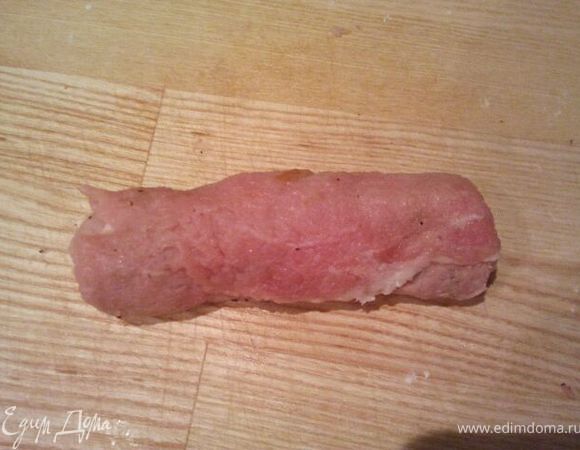 Края мяска подоткнуть вовнутрь. Получается такая мясная трубочка.