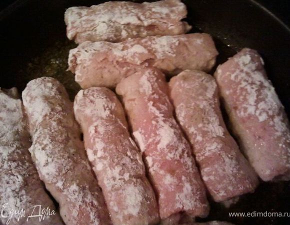 Обжарить крученики (выкладывать плотненько) на хорошо разогретой сковороде на растительном масле