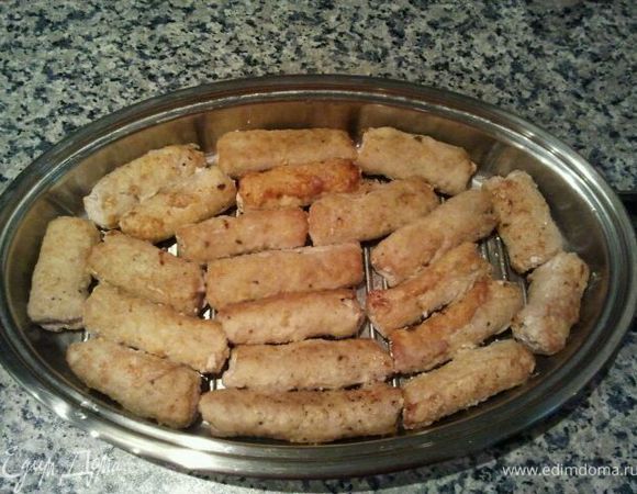 Выложить крученики в глубокую сковороду. Можно в два слоя. У меня очень широкая сковорода - помещается в один слой.