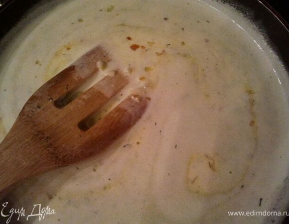 Готовим соус. Нашинковать 1 луковицу. Спассеровать на растительном масле. Добавить сметану, масло, немного воды или бульона (50 мл). Чеснок подавить через прес. Посолить, добавить специи на ваш вкус. Я добавляю: черный перец, паприку, куркуму, сушеный укроп. Помешивая,довести до кипения. Если осталась начинка - добавьте и ее в соус.