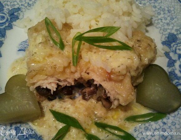 Подавать горячими, полив соусом. Гарнир: рис, картофель или бануш. Мяско очень нежное, начинки много. Смачного!