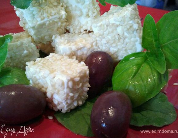 Можно подавать как часть сырной тарелки. Можно использовать в салатах. А, можно, как у меня на фото, подать с зеленью и оливками.