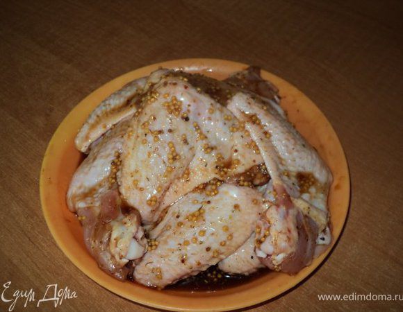 Крылышки помыть, обсушить, посолить, добавить мед, соевый соус, французскую горчицу, имбирь ( у меня был сушеный ), специи для курицы. Перемешать, поставить в холодильник мариноваться на 1 час ( можно больше).