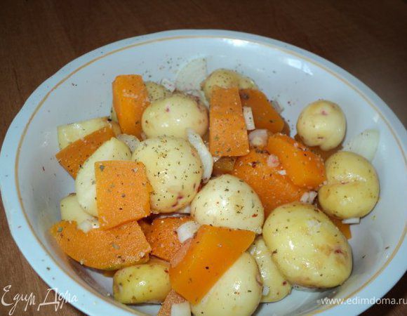 Картофель очистить, тыкву порезать кусочками, лук - полукольцами ( овощи можно брать любые по вкусу ). Овощи посолить, посыпать специями для картофеля, смешать.