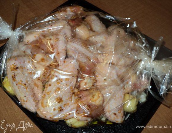 В рукав для запекания выложить слой овощей, сверху маринованные крылышки. Рукав завязать, положить на противень и запекать в духовке при температуре 200 градусов 35-40 мин.