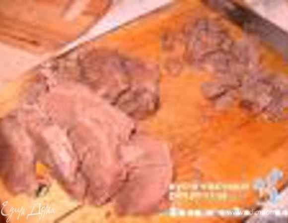 Положить говядину в кастрюлю, залить холодной водой и сварить бульон.Затем мясо вынуть и нарезать порционными кусочками.