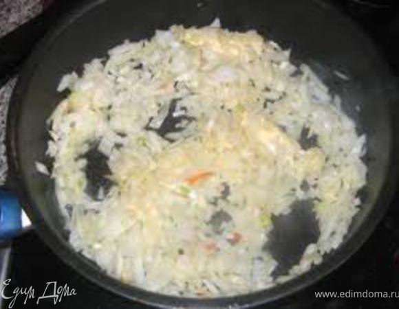 На сливочном масле спасировать репчатый лук.
