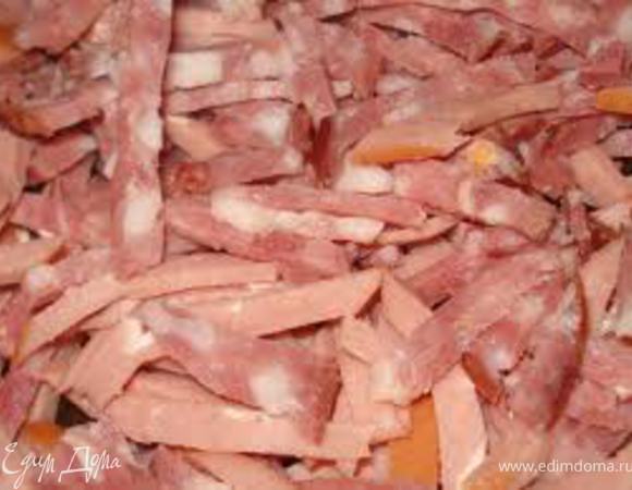 Добавить в зажарку все копчености (сосиски нарезать колечками, все остальное соломкой) и обжарить 5 мин.