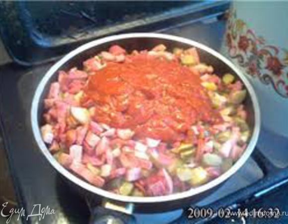 В готовый бульон добавить зажарку и маслины проварить 10 мин. 