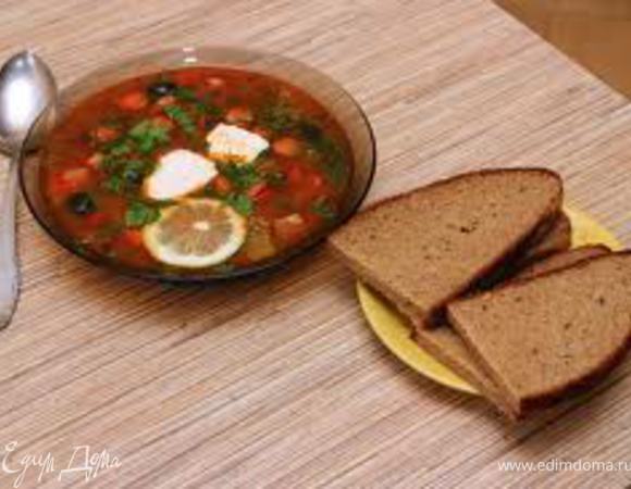 При подаче на стол в тарелку класть колечко лимона, сметану и присыпать мелко нарубленной зеленью.