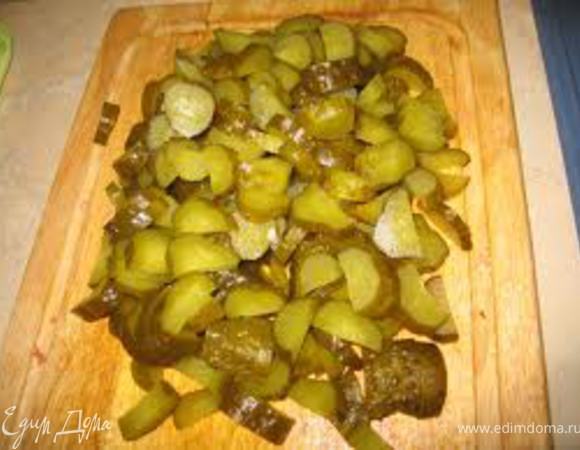 Добавить в лук порезанный кубиками соленый огурец и томатную пасту .