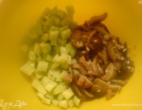 грибы освободить от жидкости и нарезать,добавить мелко нарезанный очищенный огурец
