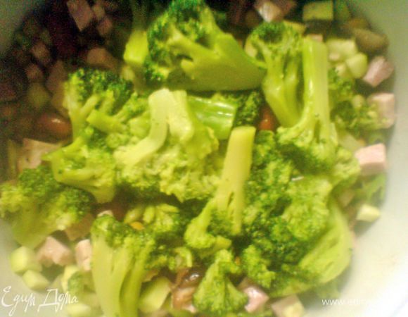 очищенный огурец и буженину мелко нарезать,добавить брокколи