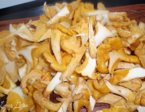 Грибочки как всегда хорошенько промоем от веточек и прочей ерунды, обсушим и нарежем не очень мелко.