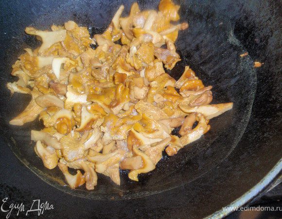 Отправляем сначала на сухую сковороду (я делаю это в воке), до выпаривания всей жидкости. Затем немного масла и дадим им подрумянится.