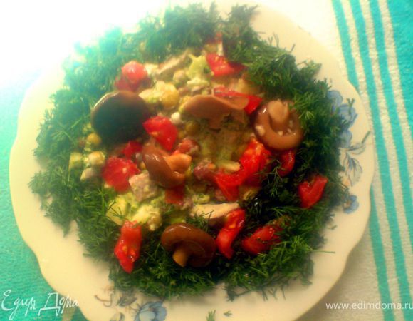 украсить зеленью и помидорами /предварительно освобождёнными от кожицы и нарезанные кубиками/