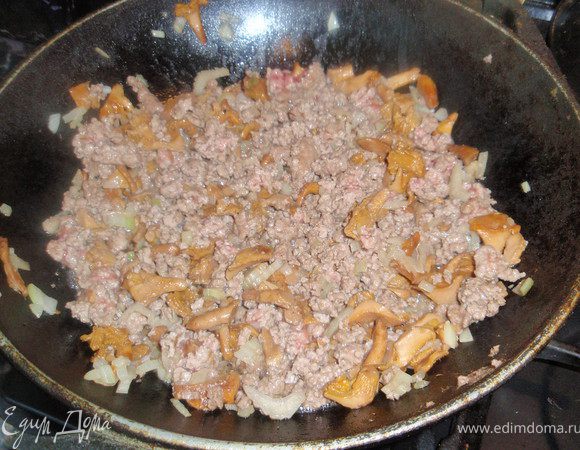 Теперь добавим фарш и хорошенько помешаем пока он не поменяет цвет и не станет рассыпчатым.