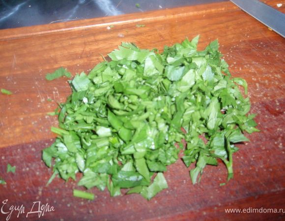 Нарубим зелень сельдерея довольно мелко.