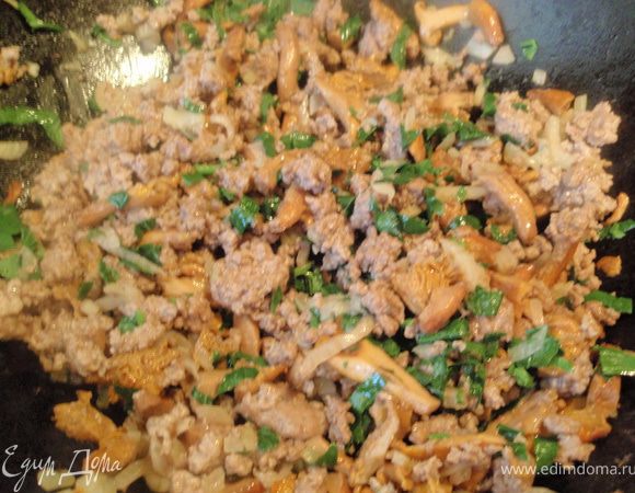 И отправим к фаршу с грибами.