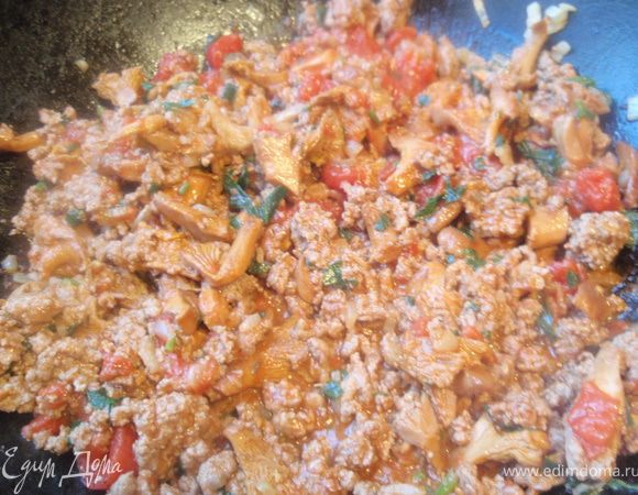 Помидоры у меня консервированные в собственном соку и уже без кожицы. С ними меньше мороки, а вкус ничем не хуже свежих. Нарезала на довольные крупные кусочки и вместе с соком отправляем в сковороду. Посолим, поперчим и добавим сушенный базилик. Немного дадим потушиться, минут 10. Если мало жидкости, то можно добавить водички.