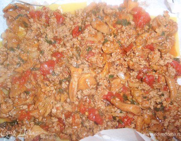 Теперь приступаем к сборке. Форму выстелаем бумагой для выпечки, можно немножко смазать маслом. Выкладываем листья лазаньи, сверху соус бешамель и начинка из фарша с грибами, затем снова листья лазаньи, бешамель, начинка. Сверху я выложила ещё слой листов, но в следующий раз не буду. Верхние листы получились суховатыми. И самый верхний слой два вида натертого сыра.