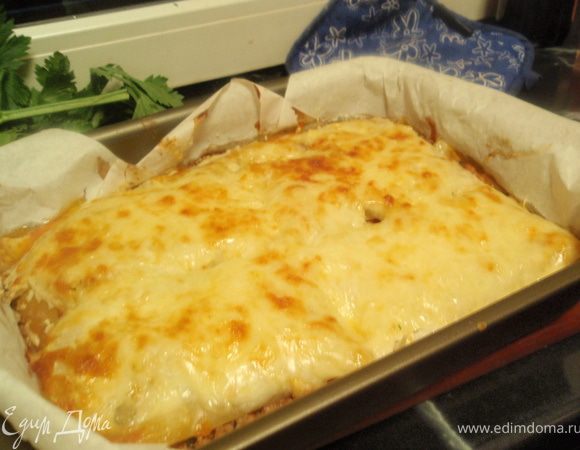 Отправляем в духовку на 180 градусов на 30-35 минут. В процессе следить за тем чтобы было достаточно соуса, чтобы листы пропеклись. Если не хватает, можно добавить водички или бульона. Приятного аппетита!