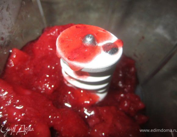 Ягоды с сахаром перетереть в блендере.
Я использовала клубнику заготовленную на зиму по рецепту http://www.edimdoma.ru/recipes/24311