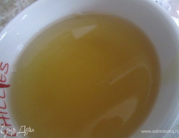 Желатин залить 100 гр. кипятка. Оставить на 10 минут.
