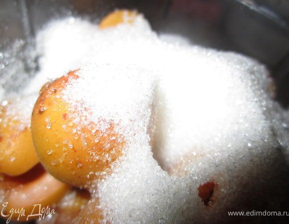 Или порезать ягоды или фрукты засыпать сахаром хорошо взбить блендером.