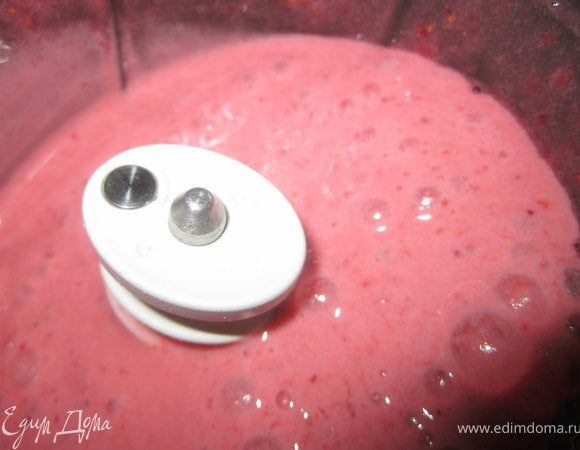 Добавить желатин. И еще раз взбить, в течении 5-7 минут.