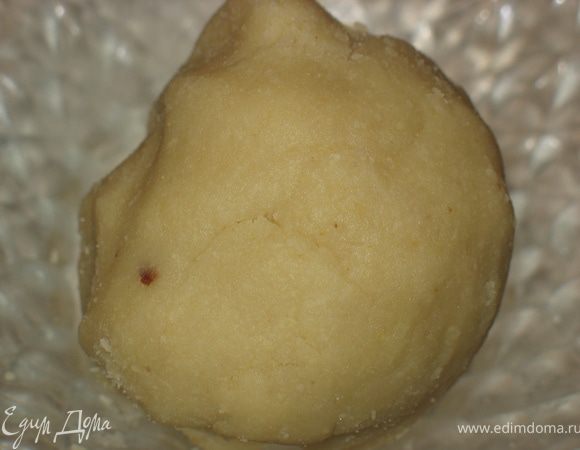 Миндальную муку смешать с пудрой, добавить белок и вымесить в густое "тесто". Разделить на 12 равных частей и раскатать (я руками) блинчики размером с внутренность квадрата.